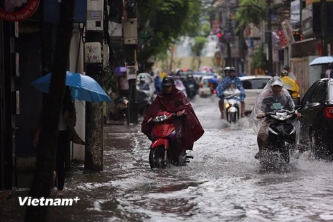 Ngập nước tại phố Quan Nhân và Vũ Trọng Phụng. (Ảnh: Minh Sơn/Vietnam+)