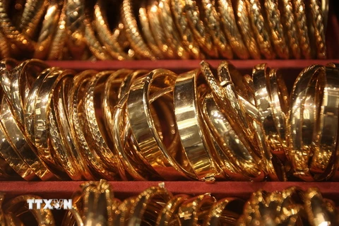Nhẫn vàng bày bán tại một cửa hàng ở Los Angeles, bang California. (Nguồn: AFP/TTXVN)