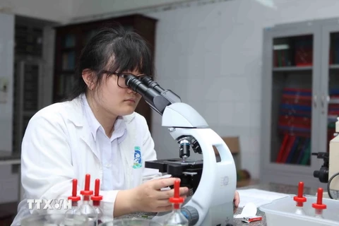 Nguyễn Phương Thảo, học sinh lớp 12, Trường THPT chuyên Khoa học Tự nhiên, Đại học Quốc gia Hà Nội đoạt huy chương Vàng. (Ảnh: Quý Trung/TTXVN)