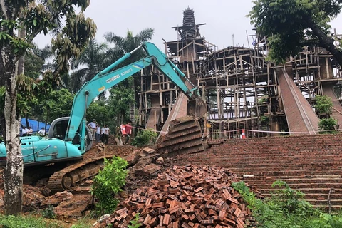 Cưỡng chế phá dỡ công trình xây dựng trái phép (được gọi là “cung điện”) tại thôn Phú Yên, xã Yên Bài, Ba Vì. (Ảnh: Minh Nghĩa/Vietnam+)