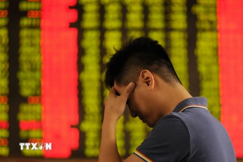 Nhà đầu tư theo dõi tỷ giá chứng khoán tại sàn giao dịch chứng khoán ở Hình Đài, tỉnh Hà Bắc, Trung Quốc. (Nguồn: THX/TTXVN)