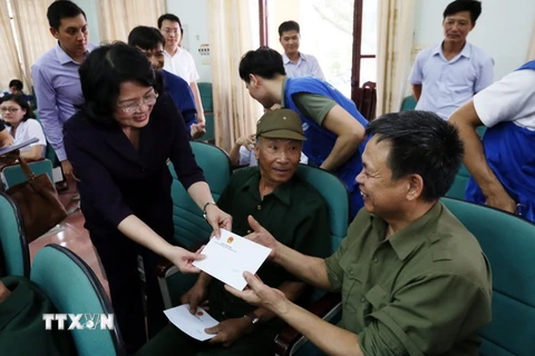 Phó Chủ tịch nước Đặng Thị Ngọc Thịnh tặng quà thương binh tại Trung tâm Điều dưỡng thương binh Lạng Giang. (Ảnh: Anh Tuấn/TTXVN)