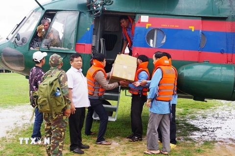 Chuyển hàng cứu trợ giúp đồng bào tỉnh Attapeu (Lào) khắc phục hậu quả sự cố vỡ đập. Ảnh: TTXVN phát