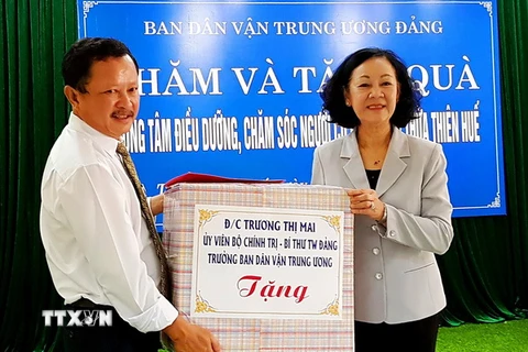Trưởng ban Dân vận Trung ương Trương Thị Mai tới thăm, tặng quà tại Trung tâm Điều dưỡng, chăm sóc người có công tỉnh Thừa Thiên-Huế. (Ảnh: Tường Vi/TTXVN)
