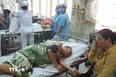 Các nạn nhân nằm điều trị tại Bệnh viện Đa khoa Bạc Liêu. (Ảnh: Huỳnh Sử/TTXVN)