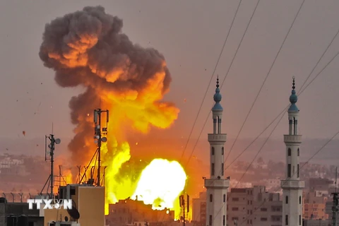 Khói lửa bốc lên sau cuộc ném bom của quân đội Israel tại Gaza. (Nguồn: AFP/TTXVN)