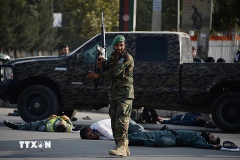 Các nạn nhân tại hiện trường một vụ tấn công liều chết ở Kabul. (Nguồn: AFP/TTXVN)