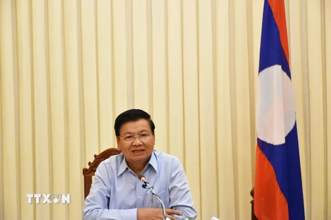 Thủ tướng Lào Thongloun Sisoulith chủ trì cuộc họp báo về sự cố đập thủy điện tại thủ đô Vintiane. (Nguồn: THX/TTXVN)