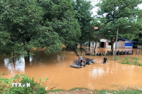 Sơ tán người dân khỏi khu vực nguy hiểm sau sự cố vỡ đập thủy điện Xe Pian-Xe Namnoy ở huyện Sanamxay, tỉnh Attapeu. (Nguồn: THX/TTXVN)