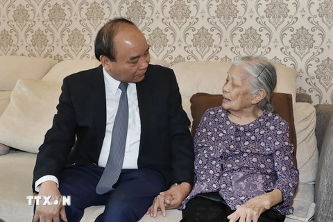 Thủ tướng Nguyễn Xuân Phúc đến thăm hỏi và tặng quà bà Vũ Thị Nhàn, mẹ của liệt sỹ Trịnh Đình Khôi. (Ảnh: Thống Nhất/TTXVN)