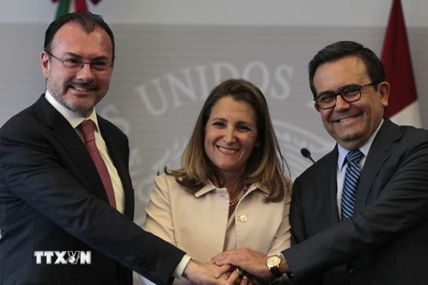 Ngoại trưởng Canada Chrystia Freeland (giữa), Ngoại trưởng Mexico Luis Videgaray (trái) và Bộ trưởng Kinh tế Mexico Ildefonso Guajardo trong cuộc họp báo sau cuộc gặp tại Mexico City. (Nguồn: EFE/TTXVN)