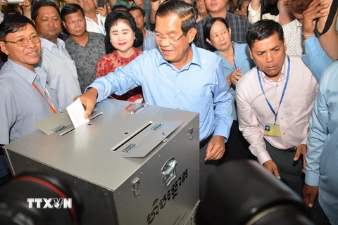 Thủ tướng Campuchia đồng thời là Chủ tịch CPP Samdech Techo Hun Sen đi bầu tại điểm bỏ phiếu ở thành phố Ta Khmau, tỉnh Kandal.