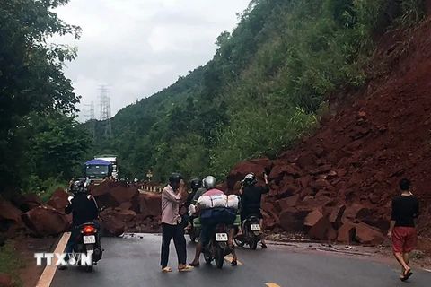 Sạt lở taluy khiến Quốc lộ 6 đoạn qua huyện Mộc Châu, Sơn La tắc trong nhiều giờ. (Ảnh: TTXVN phát)