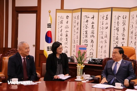 Đại sứ Nguyễn Vũ Tú tới chào và chúc mừng tân Chủ tịch Quốc hội Moon Hee-sang. (Ảnh: Mạnh Hùng/Vietnam+)