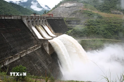 Thủy điện Bản Vẽ đang giữ nguyên lượng nước xả lũ khoảng 600 m3/s từ ngày 30/7. (Ảnh: Nguyễn Oanh/TTXVN)