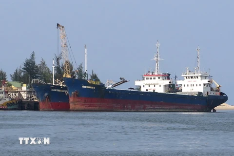 Các tàu vào neo đậu tại cảng Cửa Việt. (Ảnh: Nguyên Lý/TTXVN)