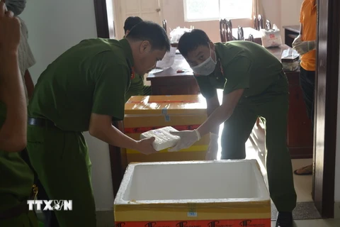 Cơ quan Cảnh sát điều tra Công an tỉnh Bà Rịa-Vũng Tàu tiếp nhận số tang vật 100 bánh cocaine đưa vào kho lưu giữ vật chứng. (Ảnh TTXVN phát)