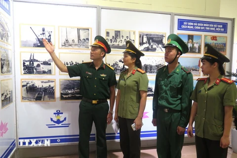Đại biểu các lực lượng vũ trang Hà Giang tham quan trưng bày chuyên đề. (Ảnh: Minh Tâm/TTXVN)