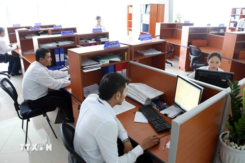 Cán bộ, nhân viên các Sở, ngành làm việc trong Tòa nhà Trung tâm Hành chính thành phố Đà Nẵng. (Ảnh: Trần Lê Lâm/TTXVN)