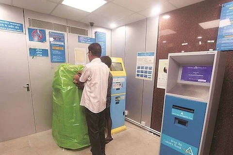 Nhân viên ngân hàng niêm phong các máy ATM bị rút trộm tiền. (Nguồn: indianexpress.com)