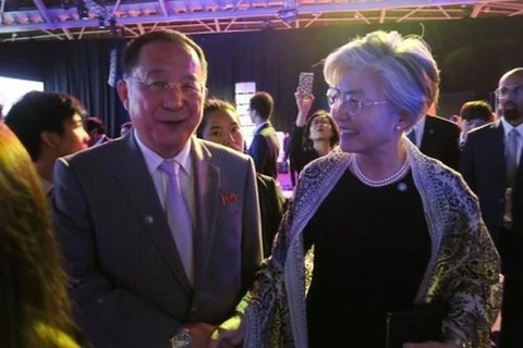 Ngoại trưởng Hàn Quốc Kang Kyung-wha và người đồng cấp Triều Tiên Ri Yong-ho tại bữa tiệc tối trong khuôn khổ Diễn đàn ARF. (Nguồn: straitstimes.com)