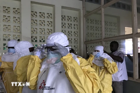 Các nhân viên Tổ chức bác sỹ không biên giới chuẩn bị điều trị cho bệnh nhân nhiễm virus Ebola tại khu vực cách ly của bệnh viện Mbandaka ở tỉnh Equateur, CHDC Conggo ngày 24/5. (Nguồn: EPA/TTXVN)