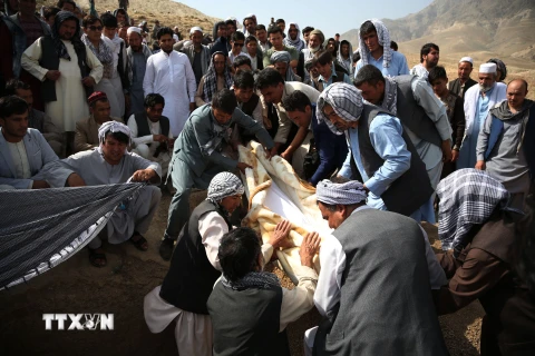 Đám tang một nạn nhân thiệt mạng trong vụ đánh bom liều chết ở Kabul, Afghanistan. (Nguồn: THX/TTXVN)