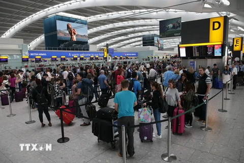 Hành khách chờ đợi tại sân bay Heathrow. (Nguồn: AFP/TTXVN)