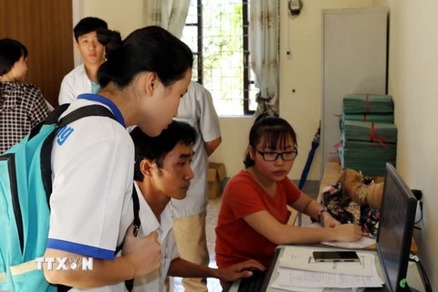 Thí sinh làm thủ tục thay đổi nguyện vọng xét tuyển tại điểm trường THPT Lê Viết Thuật, thành phố Vinh. (Ảnh: Bích Huệ/TTXVN)