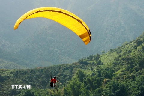 Chơi dù bay tại đèo Khau Phạ. (Ảnh: Thế Duyệt/TTXVN)