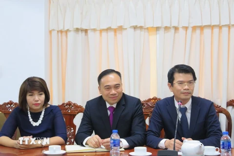 Đại diện Cục Xuất nhập khẩu (Bộ Công Thương) và Thương vụ Việt Nam tại Bắc Kinh (Trung Quốc) phát biểu tại cuộc họp (Ảnh: Ánh Tuyết/TTXVN)
