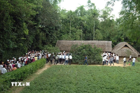 Người dân thăm quê nội của Bác tại làng Sen, xã Kim Liên. (Ảnh: Lan Xuân/TTXVN)