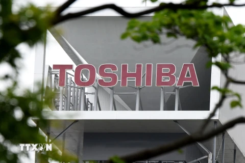 Biểu tượng của tập đoàn Toshiba bên ngoài trụ sở ở Tokyo. (Nguồn: EPA/TTXVN)