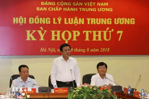 Chủ tịch Hội đồng Lý luận Trung ương Nguyễn Xuân Thắng phát biểu. (Ảnh: Phương Hoa/TTXVN)