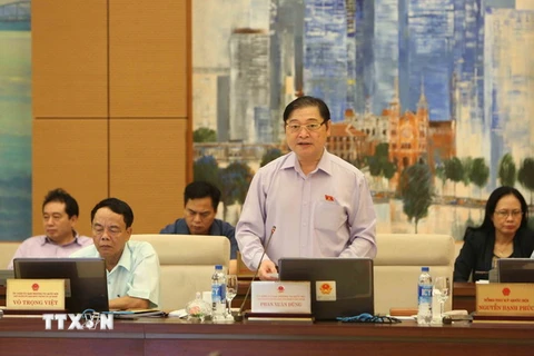 Chủ nhiệm Ủy ban Khoa học, Công nghệ và Môi trường của Quốc hội Phan Xuân Dũng trình bày báo cáo. (Ảnh: Dương Giang/TTXVN)
