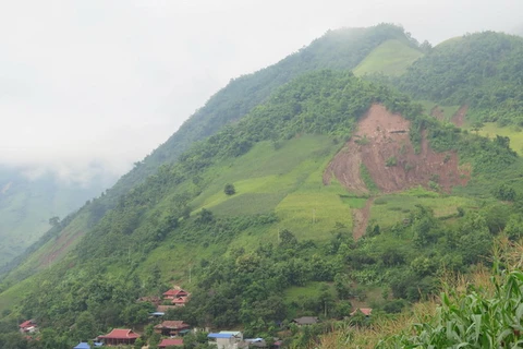 Bản Pơ Nang, xã Tân Hợp nằm dưới một dãy núi lớn và có nguy cơ sạt trượt cao. (Ảnh: Hữu Quyết/TTXVN)