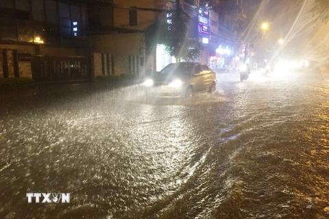 Mưa lớn gây ngập lụt trên phố Kim Ngưu, quận Hai Bà Trưng. (Ảnh: Lâm Khánh/TTXVN)
