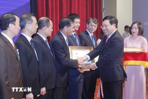 Phó Thủ tướng, Bộ trưởng Bộ Ngoại giao Phạm Bình Minh trao Kỷ niệm chương Vì sự nghiệp Ngoại giao Việt Nam cho các lãnh đạo tỉnh, thành phố. (Ảnh: Lâm Khánh/TTXVN)