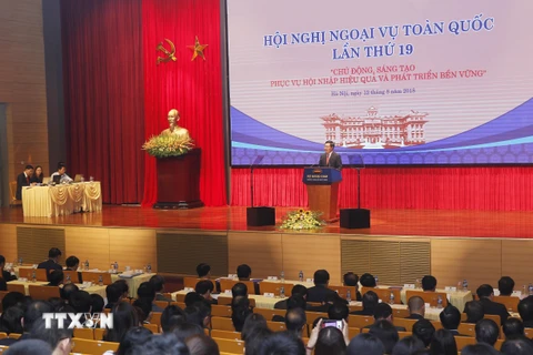 Phó Thủ tướng, Bộ trưởng Bộ Ngoại giao Phạm Bình Minh phát biểu chỉ đạo hội nghị. (Ảnh: Lâm Khánh/TTXVN)