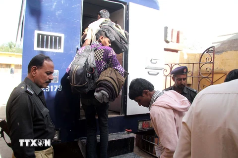 Ngư dân Ấn Độ lên xe để trở về quê hương sau khi được trả tự do tại thành phố cảng Karachi. (Nguồn: THX/TTXVN)