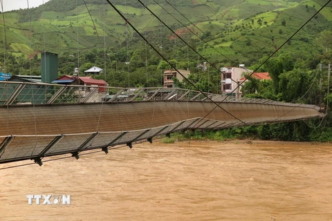Cây cầu treo Hải Sơn ở xã Chiềng Khoong bị tuột cáp. (Ảnh: Hữu Quyết/TTXVN)