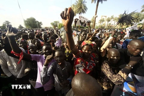 Người dân vui mừng sau lễ ký thỏa thuận chia sẻ quyền lực giữa Chính phủ Nam Sudan và phe đối lập tại tại Khartoum. (Nguồn: THX/TTXVN)