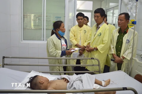 Đại diện huyện Hải Lăng, tỉnh Quảng Trị thăm các nạn nhân vụ tai nạn. (Ảnh: Đinh Văn Nhiều/TTXVN)