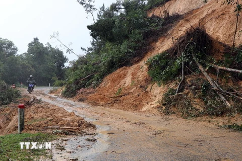 Mưa lũ gây sạt lở trên tuyến Quốc lộ 40B đoạn qua huyện Tumơrông, tỉnh Kon Tum. (nh: Cao Nguyên/TTXVN)