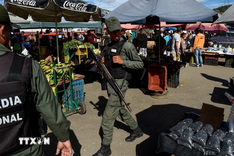 Binh sỹ Venezuela kiểm tra một khu chợ ở Coche trong nỗ lực kiểm soát giá cả hàng hóa. (Nguồn: AFP/TTXVN)