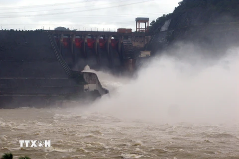 Thủy điện Hòa Bình mở cửa xả đáy để giảm mực trên lòng hồ Sông Đà. (Ảnh: Thanh Hải/TTXVN)