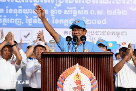 Thủ tướng Campuchia Samdech Techo Hun Sen (giữa) trong chiến dịch vận động tranh cử tại Phnom Penh. (Nguồn: AFP/TTXVN)