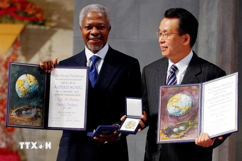 Với những cống hiến to lớn cho nhân loại, ngày 10/12/2001, ông Annan (trái) và Liên hợp quốc đã vinh dự được nhận giải thưởng Nobel Hòa bình. (Nguồn: AFP/TTXVN)