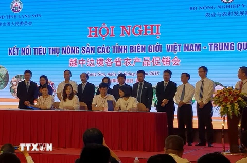 Các doanh nghiệp hai nước Việt Nam-Trung Quốc ký Bản ghi nhớ hợp tác tiêu thụ nông sản. (Ảnh: Quang Duy/TTXVN)