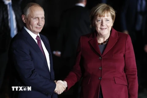 Thủ tướng Đức Angela Merkel (phải) và Tổng thống Nga Vladimir Putin trong cuộc gặp tại Berlin, Đức ngày 19/10/2016. (Nguồn: AFP/TTXVN)